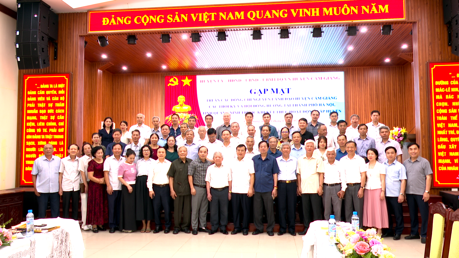 Cẩm Giàng gặp mặt tri ân các đồng chí nguyên lãnh đạo huyện nghỉ hưu qua các thời kỳ và Hội đồng hương tại Thành phố Hà Nội, tỉnh Quảng Ninh