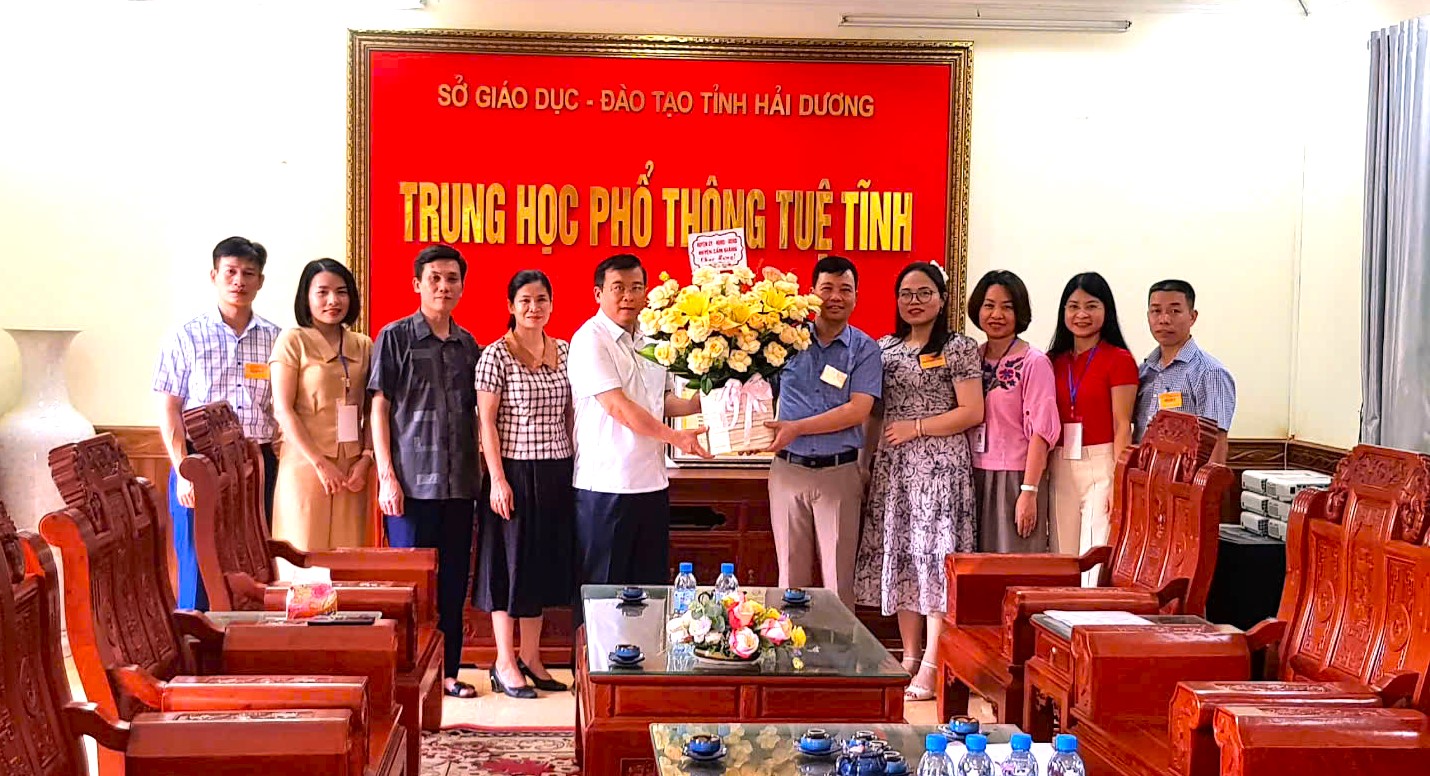 Lãnh đạo huyện Cẩm Giàng thăm động viên các điểm thi THPT quốc gia
