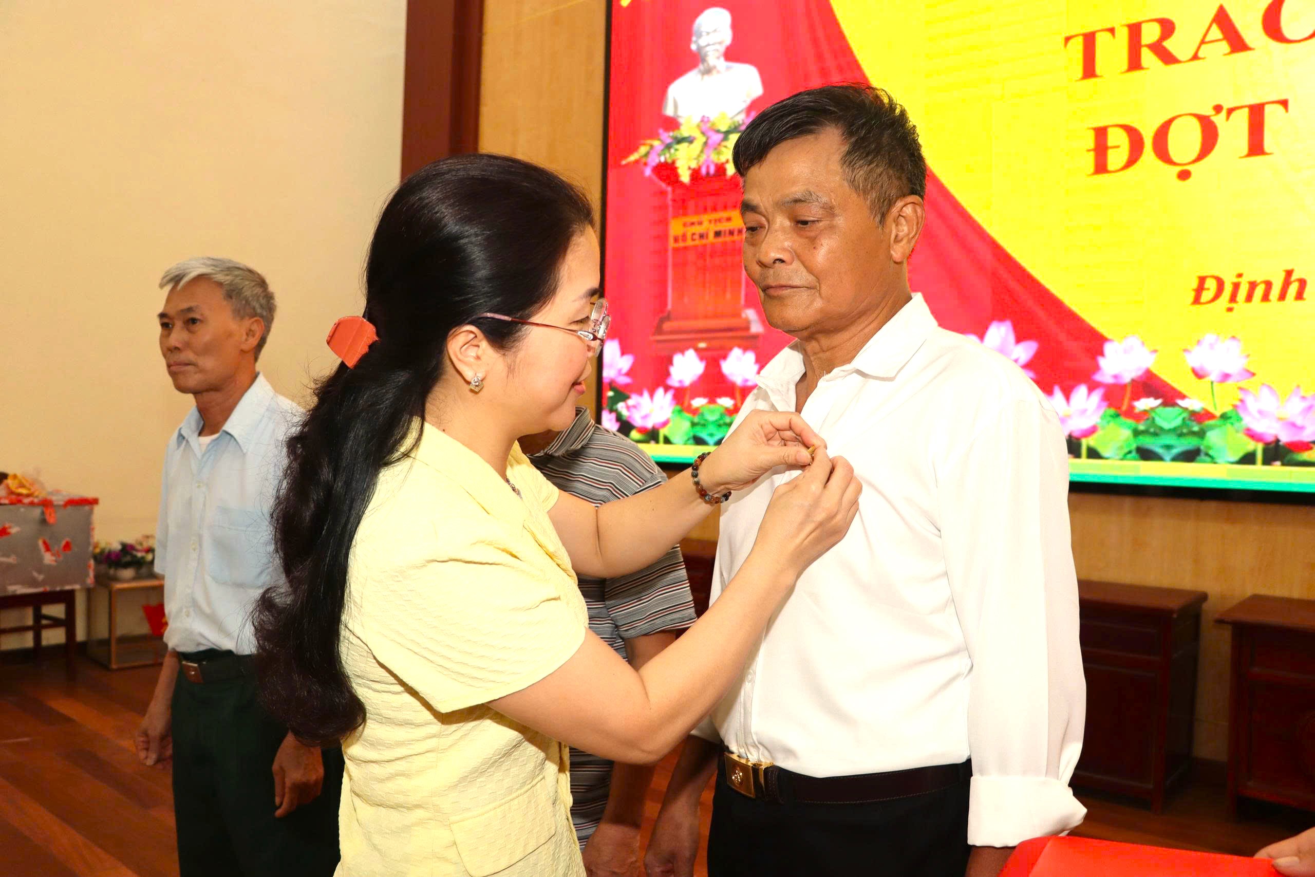 Ban Chấp hành Đảng bộ xã Định Sơn tổ chức Lễ Trao Huy hiệu đảng đợt 03/02; 19/05; 02/9/2025