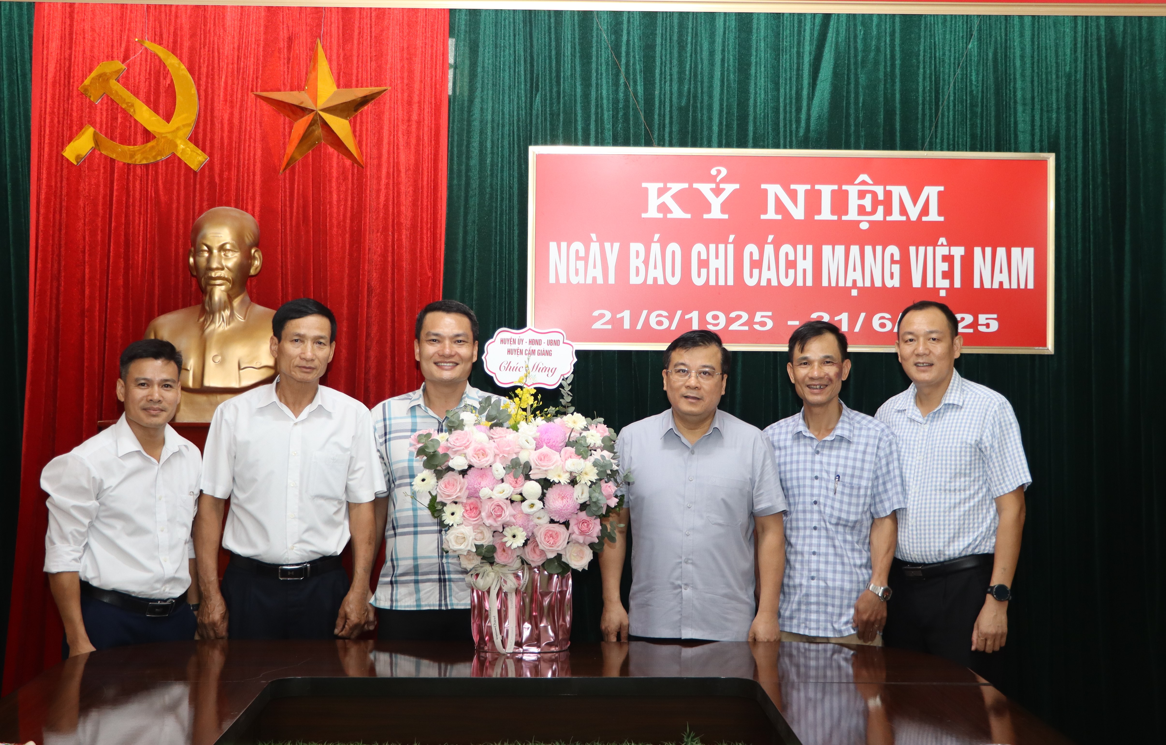 Đồng chí Bí thư huyện ủy thăm, chúc mừng Trung tâm VHTT&TT nhân kỷ niệm 100 năm ngày Báo chí Cách mạng Việt Nam 21/6.