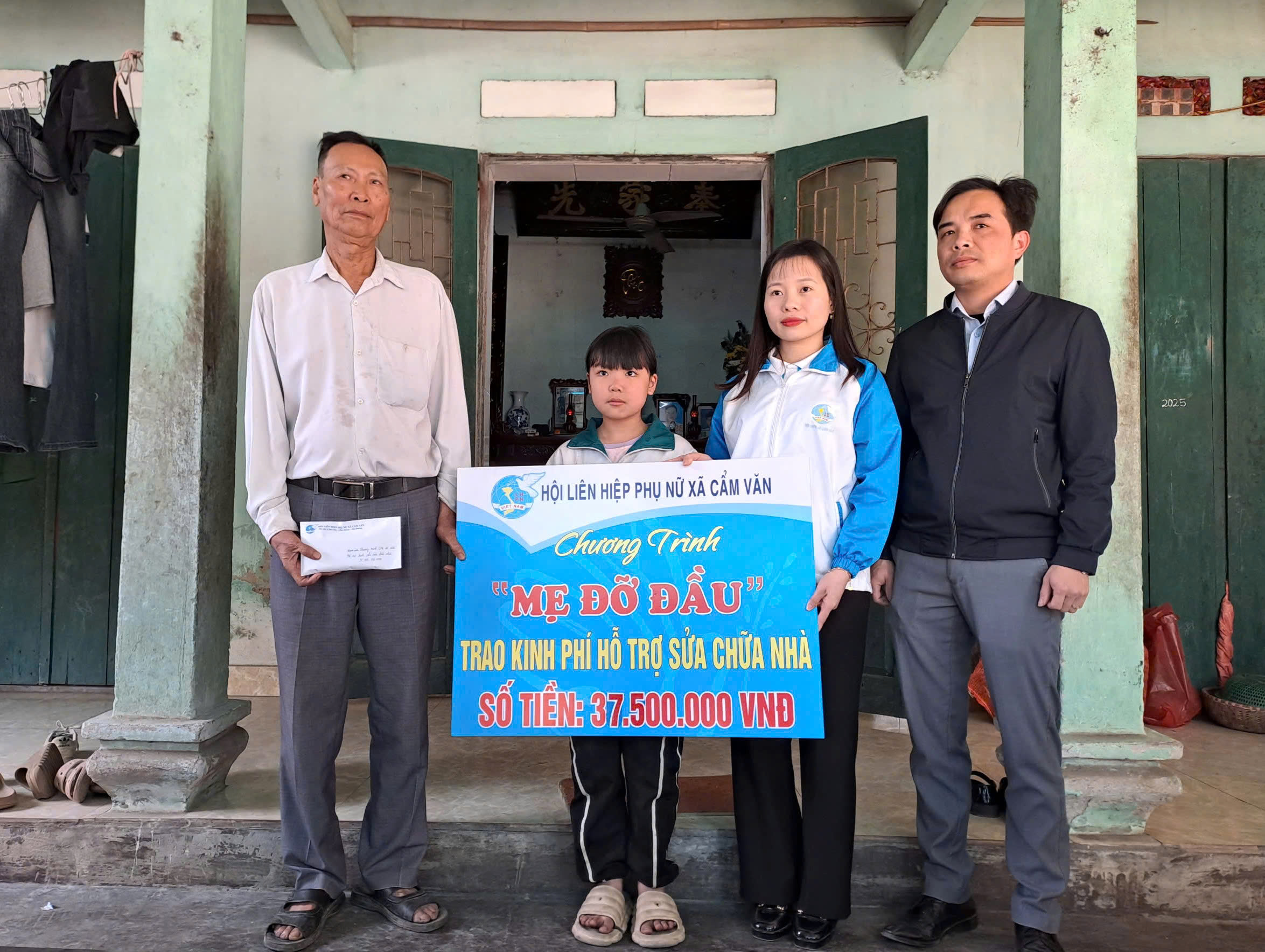 Hội phụ nữ Cẩm Văn hỗ trợ gần 40 triệu đồng sửa chữa nhà ở cho trẻ mồ côi