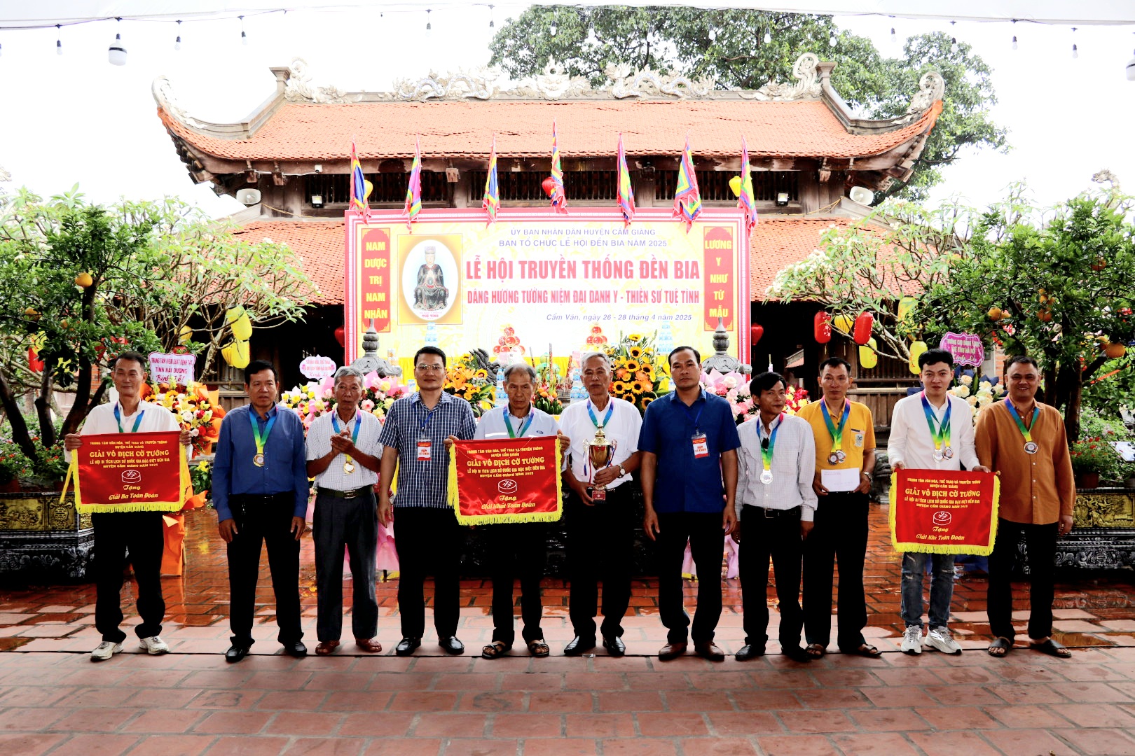 8 Trao cờ, cup vô địch toàn đoàn.jpg